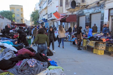 Altkleider auf Markt in Tunis