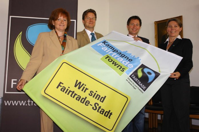 Bild: Neumarkt war 2009 die erste Stadt in Bayern, die für ihr vielfältiges Engagement in diesem Bereich als Fairtrade Stadt ausgezeichnet wurde, Archivfoto: Dr. Franz Janka/Stadt Neumarkt