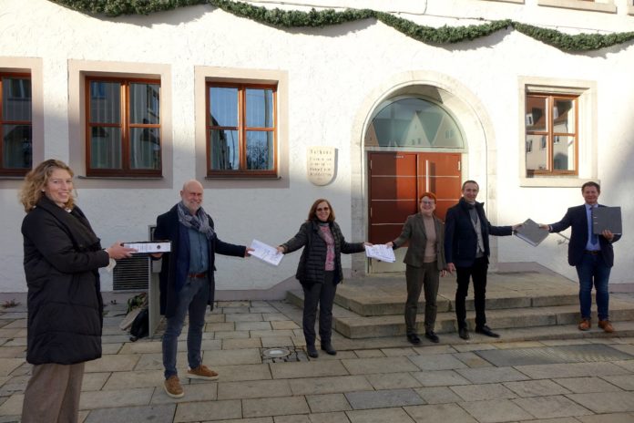 Bauantrag für Christuskirche an Oberbürgermeister Thumann übergeben