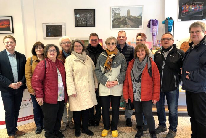 (v.l.n.r): City-Manager Christian Eisner und die Mitglieder des Foto-Stammtisches Helga Veit, Sabine Wittmann, Günter Pahl, Antje Dietrich, Uli Kutscheid, Karola Kutscheid, Markus Ohst, Susan Ohst, Traudi Thomas, Sigi Thomas, Jochen Wittmann eröffneten die Ausstellung. Foto: Anke Lazovic