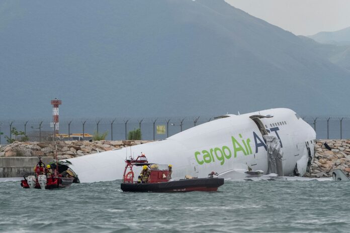Jumbo-Jet rutscht über Landebahn in Hongkong