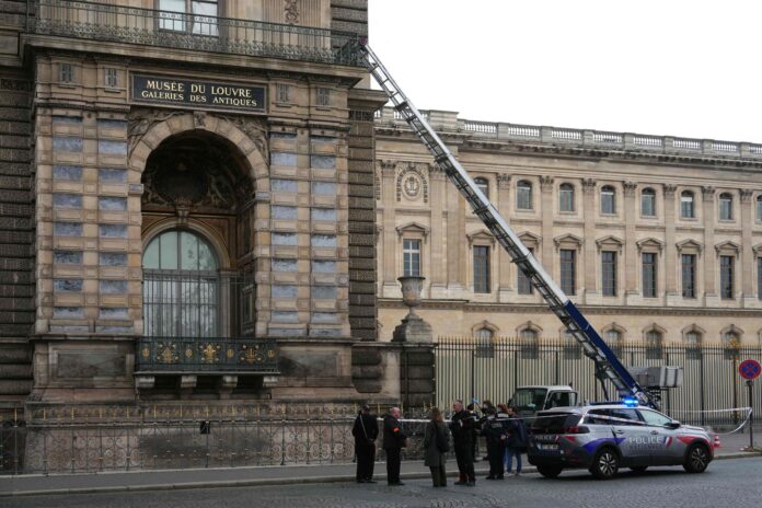 Einbruch in Louvre in Paris